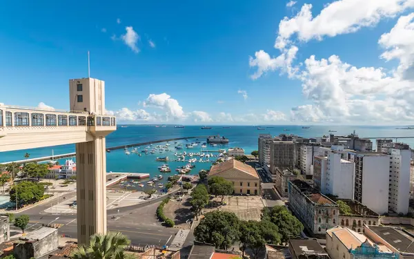 Elevador Lacerda: Connecting Two Cities in One